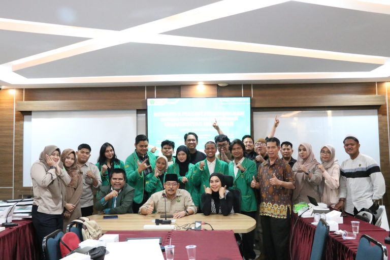 Universitas Ibnu Sina Apresiasi Mahasiswa Berprestasi dengan Reward dan Piagam Penghargaan